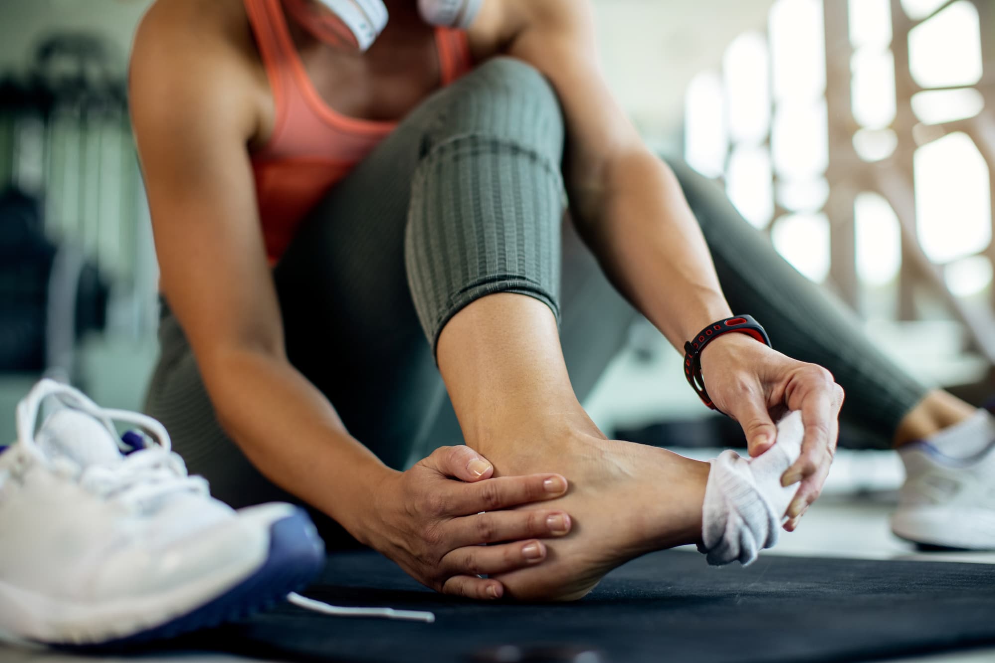 Nahaufnahme einer sportlichen frau verletzte sich beim training im fitnessstudio den fuss content image
